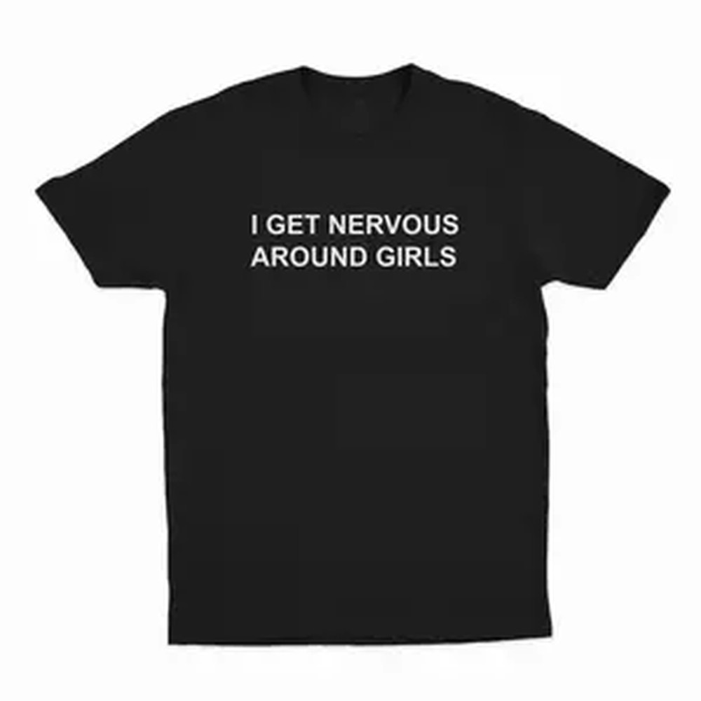 Street Fashion Usa - 2026年新作「女の子の前では緊張する」Tシャツ、男女兼用ユニセックスTシャツ、アメリカ製プリントトップス、レディースウェアゴルフTシャツ